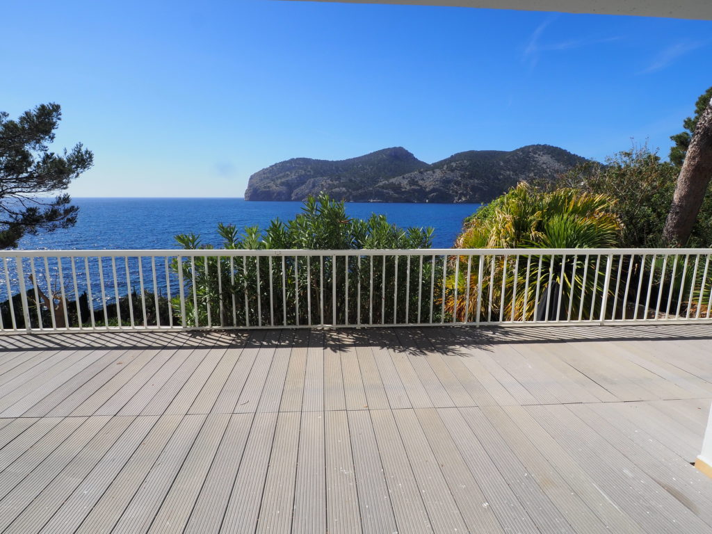 Amazing Front line Villa located in Camp de Mar with direct access to the sea and amazing sea views!