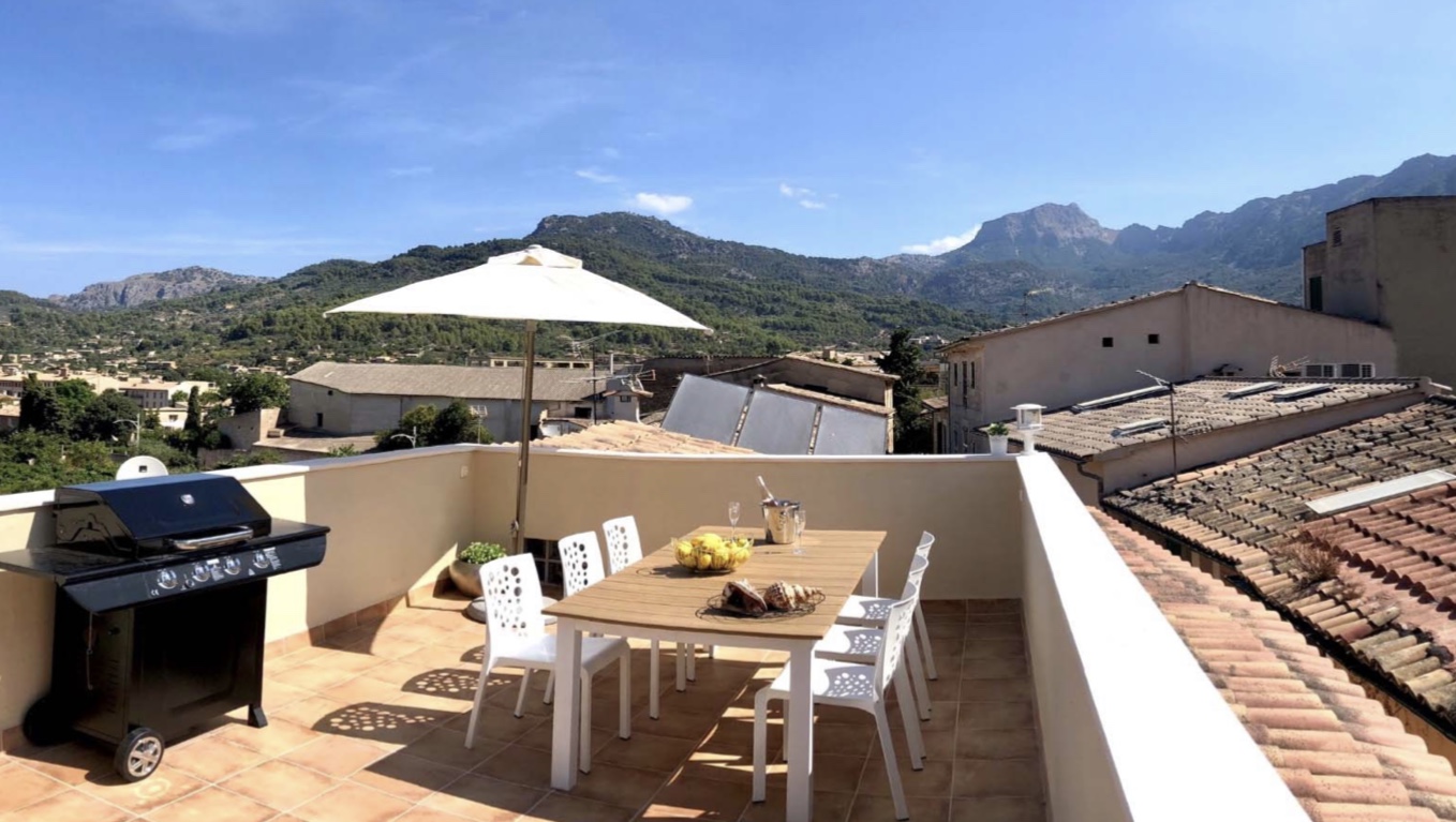 Town house in the center of Soller for sale, roof terrace and panoramic views