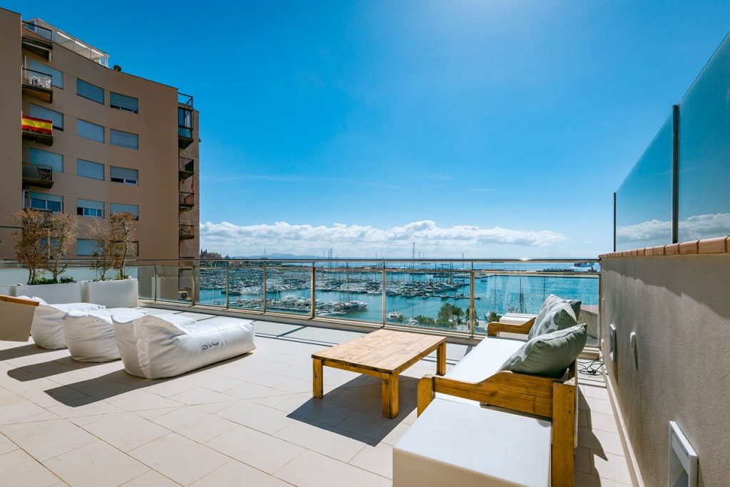 newly renovated penthouse is located by Palma harbor. It is a luxurious and spacious apartment with a private elevator, large terrace and unbeatable sea views.